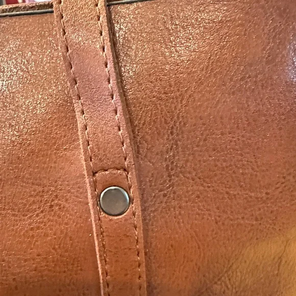 Elegant Tan Leather Tote Bag - Picture 5 of 6